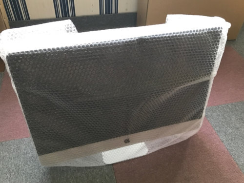 エアクッションで包んだ27インチのiMac