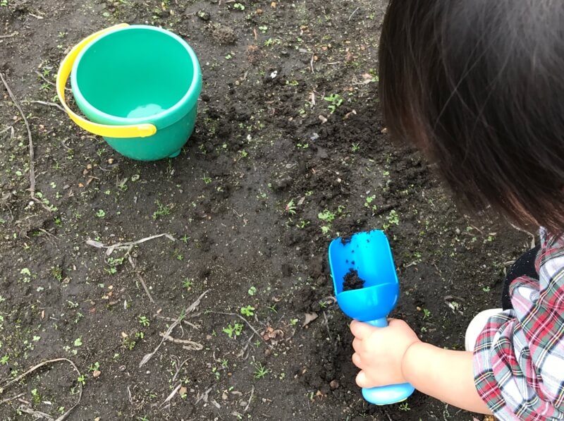 土遊びをしている赤ちゃん