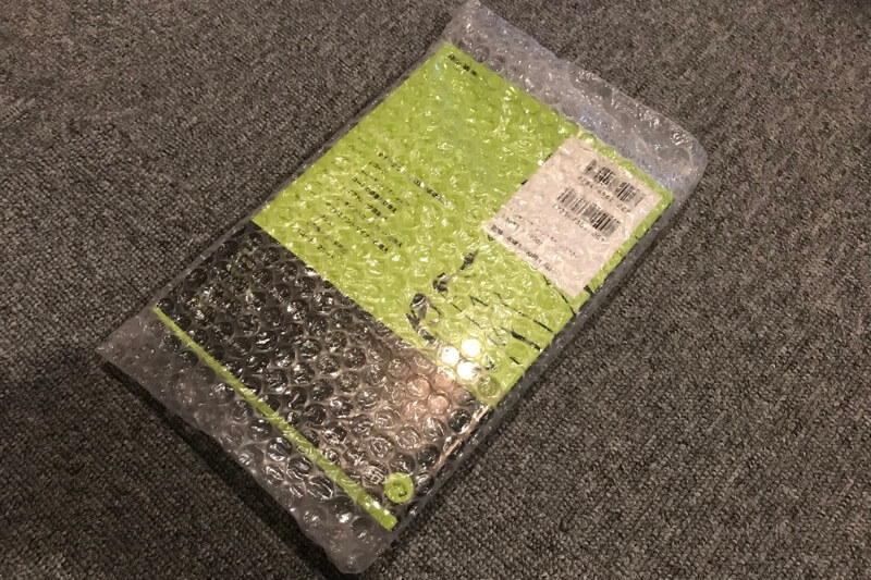 本を緩衝材（プチプチ）で包む