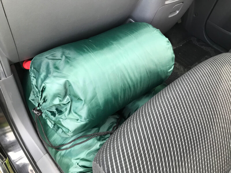 軽自動車の助手席に寝袋を収納