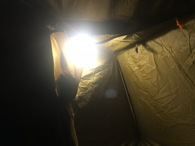 テント内にある電球色のランタン