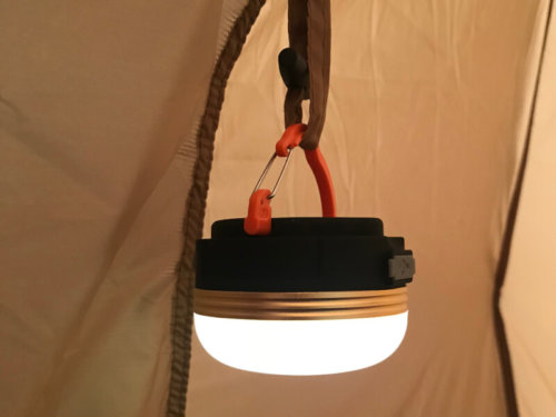 電球色のLEDランタンを吊り下げる